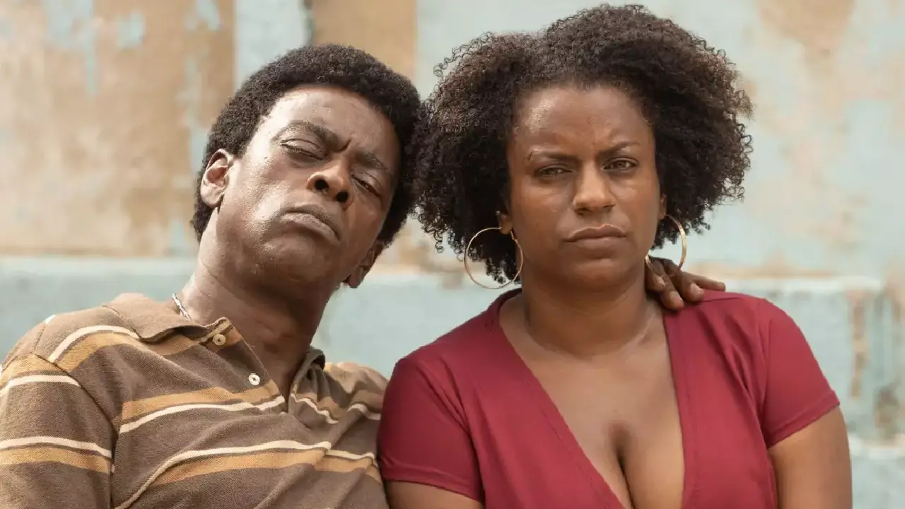 História realista de uma mãe que enfrenta violência e dificuldades para proteger os filhos.
